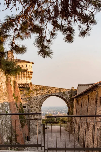 Cerca Castillo Medieval Castello Brescia Con Almenas Una Torre Puente — Foto de Stock
