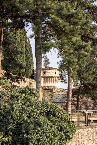 Kapatın. Ortaçağ kalesi (Castello di Brescia) siperleri, bir kulesi, asma köprüsü ve surları vardır. Lombardy, İtalya