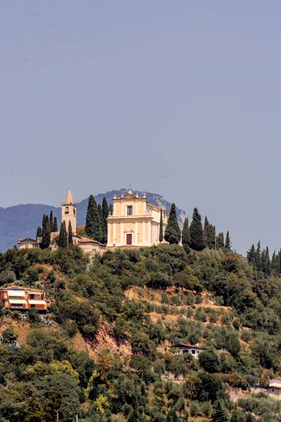 Cristian Templom Hegyekben Olajfák Ciprusfa Egy Hegy Háttérben — Stock Fotó