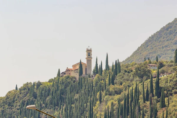 Chiesa Cristiana Sulle Colline Con Ulivi Cipressi Una Montagna Sullo — Foto Stock