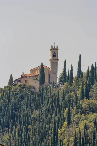 Chiesa Cristiana Sulle Colline Con Ulivi Cipressi Una Montagna Sullo — Foto Stock