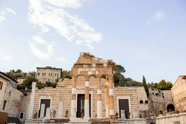 İtalya 'nın Brescia kentindeki Capitolium ya da Capitoline Triad tapınağının kalıntıları, antik Roma kenti Brixia' nın merkezindeki ana tapınak.