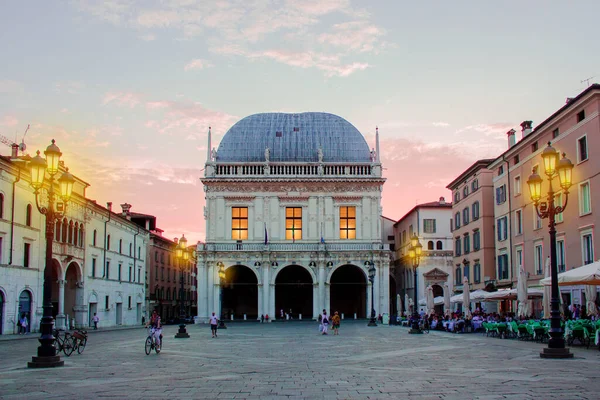 Yazın sonunda gün batımında Brescia meydanının panoramik manzarası (Palazzo della loggia).