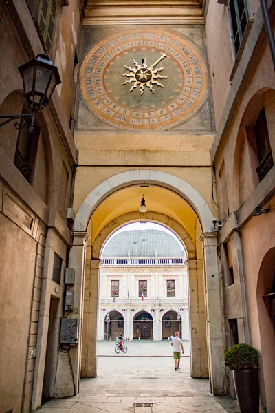 Yazın sonunda gün batımında Brescia meydanının panoramik manzarası (Palazzo della loggia).