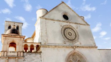 Güneşli bir günde Aziz Francesco 'nun ya da Assisi Kilisesi' nden San Francesco 'nun ya da katedralin ya da bazilikanın zamanaşımı. Solda çan kulesi var. 