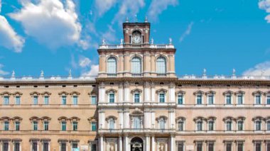 Güneşli bir günde İtalya 'nın Modena şehrindeki düksel sarayın zaman aşımı. 
