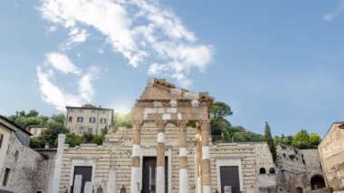 Güneşli bir günde İtalya 'nın Brescia kentindeki Capitolium harabelerinin ya da Capitoline Triad Tapınağı' nın zamanaşımı. Eski Roma kenti Brixia 'nın merkezindeki ana tapınak.
