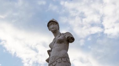 Yakın çekim zamanı, güneşli bulutlu bir günde Brescia 'nın minerva heykeli gün batımında gün batımında güneşli ve bulutlu bir gökyüzü. Lombardiya Bölgesi - İtalya 