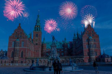 Danimarka 'nın Kopenhag kentindeki Rosenborg Kalesi' nde yılın son gecesinde yeni yıl için havai fişek gösterisi. Noel atmosferi. 