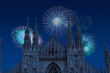Milano katedrali ya da Duomo di Milano üzerinde yılın son gecesinde yılbaşı için havai fişek gösterisi. Noel atmosferi. 