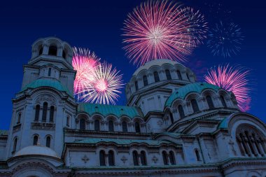 Yılın son gecesinde Sofya 'daki Alexander Nevsky Katedrali - Bulgary üzerinde yeni yıl için havai fişek kutlaması. Noel atmosferi. 
