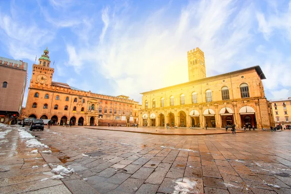 Bologna İtalya - Gündoğumu Manzarası Maggiore Ortaçağ tuğla kasabasının ana meydanı. Açık bulutlu gökyüzü 
