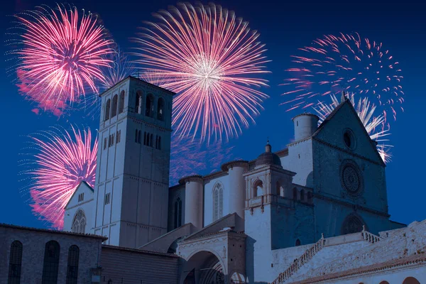 İtalya 'daki Assisi kilisesi, katedrali ya da bazilika üzerindeki yeni yıl kutlamaları. Noel mavi atmosferi 