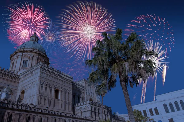 Palermo, İtalya 'daki Palermo Katedrali' nde yılın son gecesinde yeni yıl için havai fişek gösterisi. Noel mavi atmosferi 