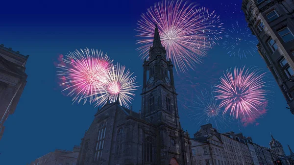 Geçen yıl Edinburgh 'daki İskoçya Highland Tolbooth St John Kilisesi' nin önceki kilisesi olan Royal Mile 'dan Hub' a yeni yıl için havai fişekler atıldı. Noel atmosferi