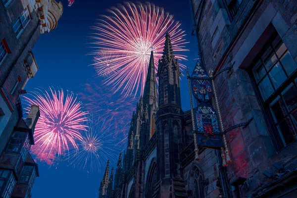 Geçen yıl Edinburgh 'daki İskoçya Highland Tolbooth St John Kilisesi' nin önceki kilisesi olan Royal Mile 'dan Hub' a yeni yıl için havai fişekler atıldı. Noel atmosferi. 