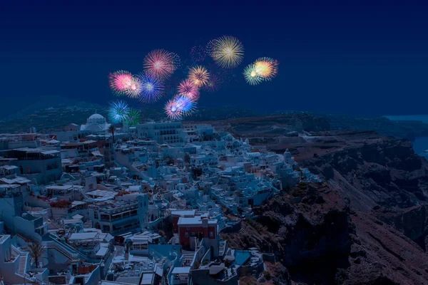 Yılın son gecesinde Yunanistan 'ın Santorini Adası' ndaki Fira kasabasında yılbaşı havai fişekleri kutlanıyor. Noel atmosferi. 
