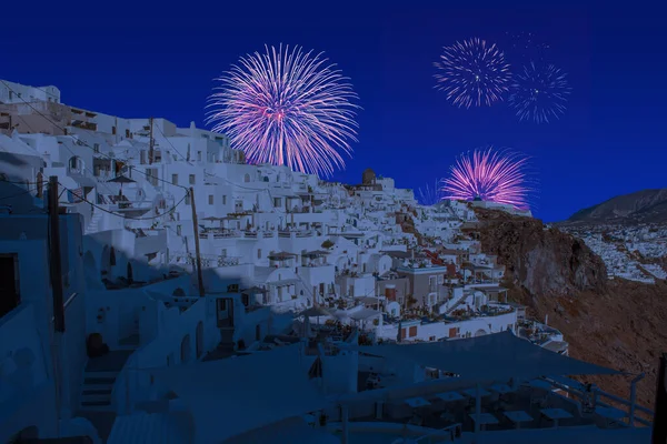 Yunanistan 'ın Santorini adasındaki Oia kasabasında yılbaşı havai fişekleri kutlanıyor. Yılın son gecesinde Ege Denizi. Noel atmosferi. 