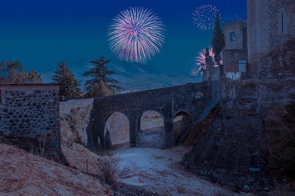 Feierliches Silvesterfeuerwerk Über Der Burg Melfi Einer Mittelalterlichen Ziegelburg Süditalien — Stockfoto