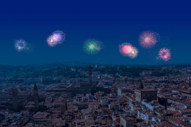 Madrid 'deki Santa Maria la Real de La Almudena Katedrali' nde yılın son gecesi için havai fişek kutlaması. Noel mavi atmosferi 