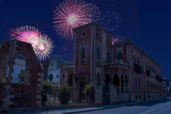 İtalya 'nın Reggio Calabria kasabasında yeni yıl için havai fişek gösterisi. Yılın son gecesinde Genoese Zerbi villasını görmek mümkündür. Noel atmosferi. 