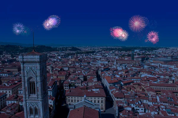 Floransa Katedrali 'nde yeni yıl için havai fişek kutlaması. Santa Maria del Fiore, yılın son gecesi. Noel atmosferi. Floransa - Toskana, İtalya