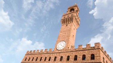 Floransa 'daki Meclis Sarayı' nın zaman aşımı ya da güneşli bir günde Palazzo vecchio. Ortaçağ taşlarından yapılma beyaz bir saat.