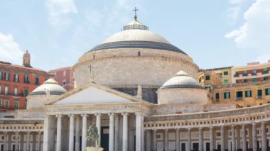 Güneşli bir günde İtalya 'nın güneyindeki Napoli' deki Plebiscito Meydanı 'nda ya da Piazza Meydanı' nda zaman aşımı. Aziz Francesco Bazilikası 'nı, kiliseyi ve aslan heykelini görün. 