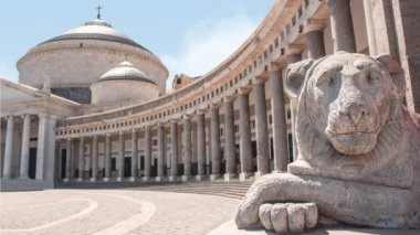 Güneşli bir günde İtalya 'nın güneyindeki Napoli' deki Plebiscito Meydanı 'nda ya da Piazza Meydanı' nda zaman aşımı. Aziz Francesco Bazilikası 'nı, kiliseyi ve aslan heykelini görün. 
