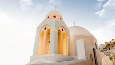 Güneşli bir günde Santorini 'deki Ortodoks beyaz kilisesinin hızlandırılmış görüntüsünü kapat