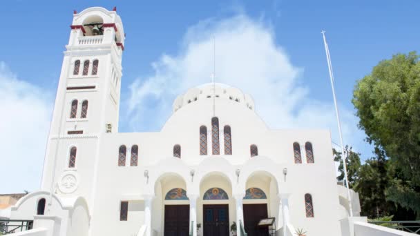 Vista Cerca Iglesia Blanca Ortodoxa Santorini Durante Día Soleado Nublado — Vídeo de stock