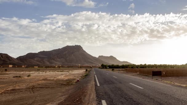 Временной Промежуток Пустыни Марокко Горами Заднем Плане Облаками Вид Улицы — стоковое видео