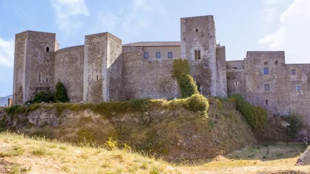 梅尔菲城堡的时间流逝 这是一座中世纪的石砖城堡 在阳光灿烂的阴天 塔尔泰以南有塔楼 附近有一座石桥 一座塔和一个乡村 — 图库视频影像