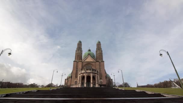 Tiden Går För Basilica Sacred Heart Bryssel Molnig Dag Romersk — Stockvideo