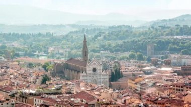 Güneşli bir günde Santa Maria Novella Kilisesi 'nin aereal manzarasından zaman aşımı. Beyaz ve yeşil tuğlalardan yapılmış bir ortaçağ tuğlası.