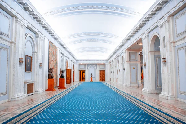 Bükreş, Romanya aristokrat tarzında şöminesi olan lüks bir parlamento sarayı. Büyük Pencere. Sütunlar ve kemerler