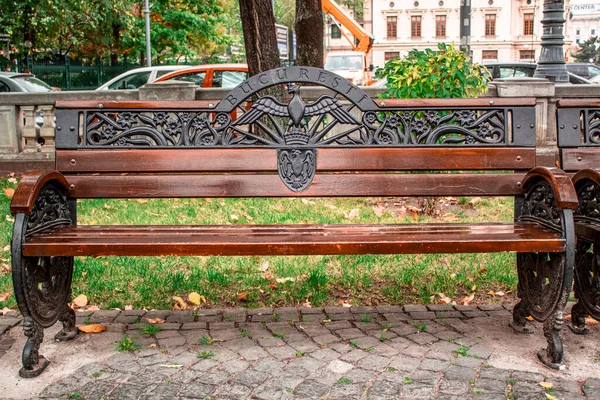 Ξύλινο Παγκάκι Στο Πάρκο Της Πόλης Λέξη Bucuresti Και Έναν — Φωτογραφία Αρχείου