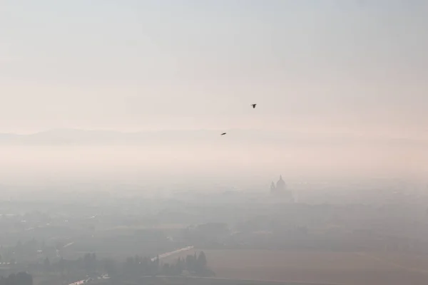 Vista Panorámica Del Valle Italiano Niebla Asís Umbría Durante Puesta —  Fotos de Stock