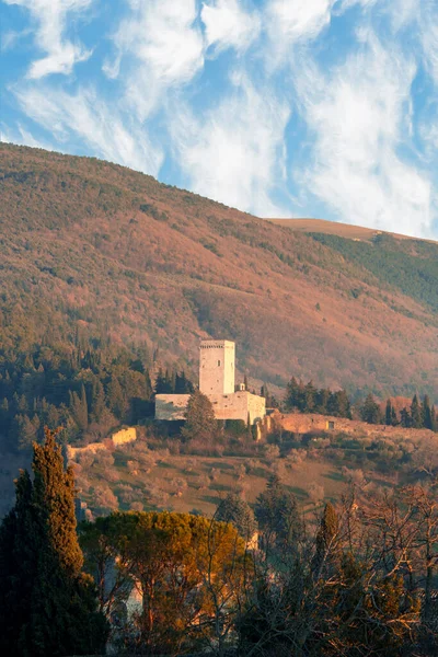 İtalya 'nın Umbria eyaletindeki Assisi tepesindeki ortaçağ şatosunun yakın görüntüsü. Taş tuğlalar gökyüzü bulutsuz, gökyüzü bulutsuz. 