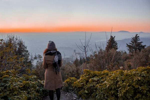 Retrato Uma Bela Jovem Mulher Menina Colina Observando Pôr Sol — Fotografia de Stock