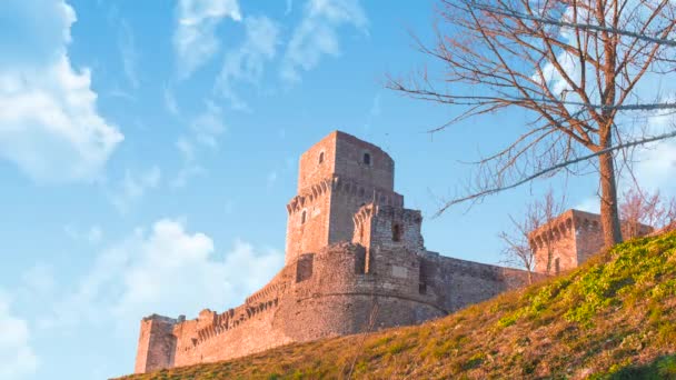 ウンブリアイタリアの州 アッシジの丘の上に中世の城の時間経過 晴れた雲の空と夜の石レンガの塔と壁 — ストック動画