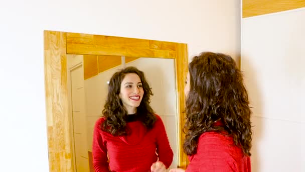 カーニバルマスクをした若い女性 女性は鏡を見て 自分自身を開き 賞賛し 笑顔と笑い — ストック動画