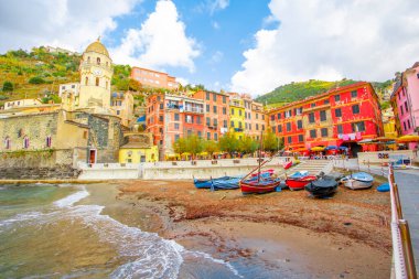 Liguria 'da Akdeniz kıyısındaki dağdaki Cinque Terre' de Vernazza. Güneşli bulutlu gökyüzü. Geleneksel İtalyan mimarisi