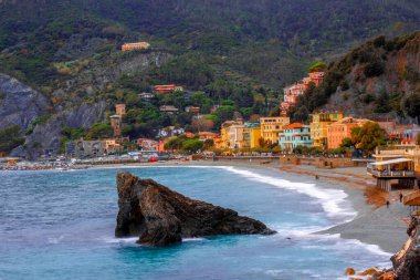 Monterosso al mare, Liguria bölgesindeki Cinque Terre, İtalya. Sakin Akdeniz ve kayaların üzerinde ilham verici günbatımı gökyüzü 