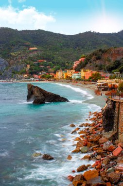 Monterosso al mare, Liguria bölgesindeki Cinque Terre, İtalya. Sakin Akdeniz ve kayaların üzerinde ilham verici günbatımı gökyüzü 