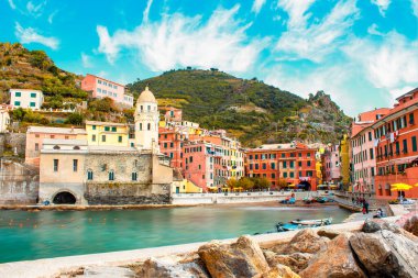 Liguria 'da Akdeniz kıyısındaki dağdaki Cinque Terre' de Vernazza. Güneşli bulutlu gökyüzü. Geleneksel İtalyan mimarisi