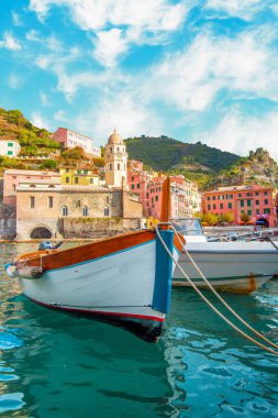 Vernazza 'da balıkçı teknesi - Liguria' da Akdeniz kıyısındaki dağda Cinque Terre - İtalya. Güneşli bulutlu gökyüzü. Geleneksel İtalyan mimarisi