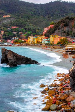 Monterosso al mare, Liguria bölgesindeki Cinque Terre, İtalya. Sakin Akdeniz ve kayaların üzerinde ilham verici günbatımı gökyüzü 
