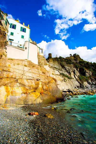 Liguria, Cinque Terre 'deki geleneksel İtalyan köyü Vernazza' da, sahil kenarındaki küçük beyaz ev.