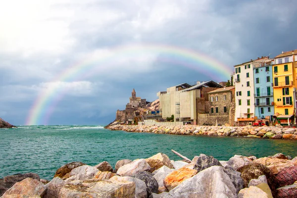 Liguria, İtalya 'da Portovenere' de gökkuşağı (Porto Venere): Günbatımında St. Peter Kilisesi (Chiesa di San Pietro) ve Cinque Terre yakınlarında renkli günbatımı manzarası